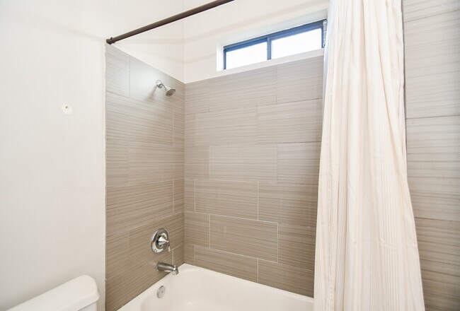 Building Photo - 748 W 16th St