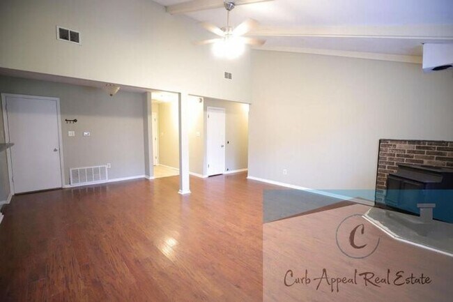 Building Photo - 3 Bedroom 2 Bath Home in Beautiful Neighborhood! A must see!!