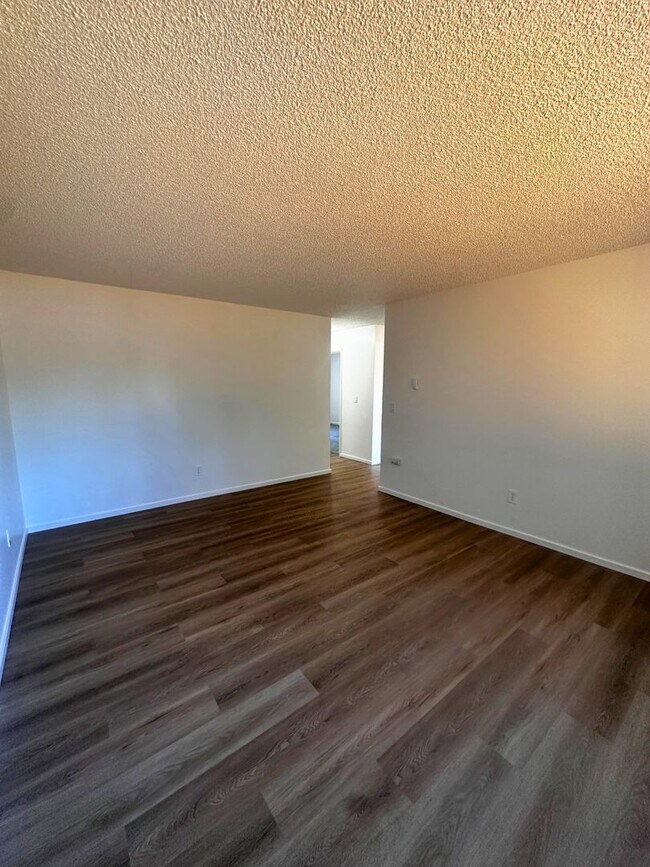 Building Photo - Remodeled 2 Bedroom Rent Ready Apartment!