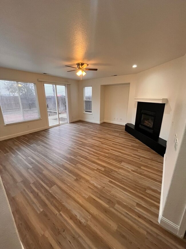 Building Photo - Near Kaiser/Pelandale