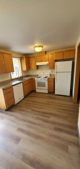 Kitchen - 825 Maple St