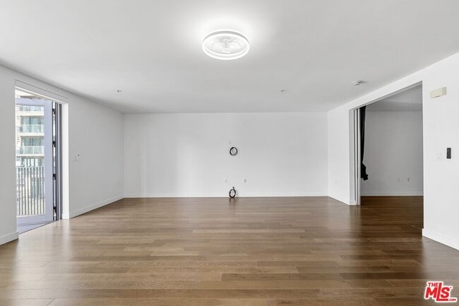 Building Photo - 901 Flower St