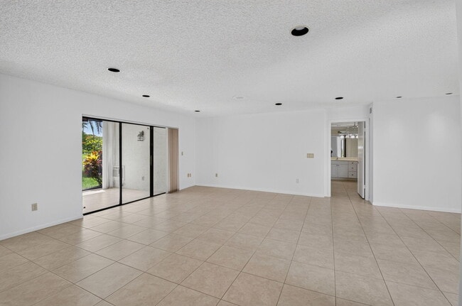 Building Photo - 9264 Vista Del Lago