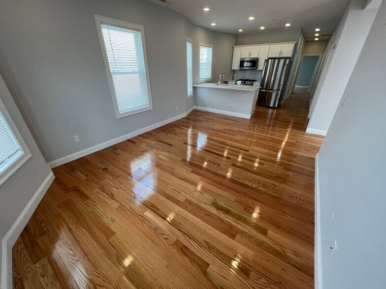 Building Photo - 126 Cross St