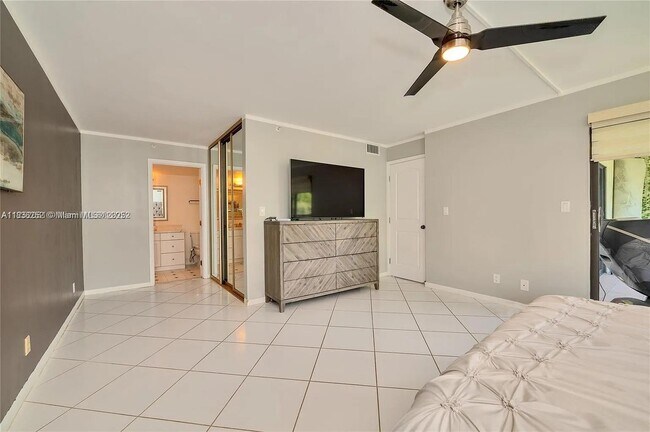 Building Photo - 2205 S Cypress Bend Dr