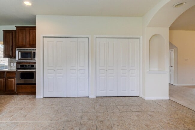 Building Photo - 9115 Memorial Valley Dr