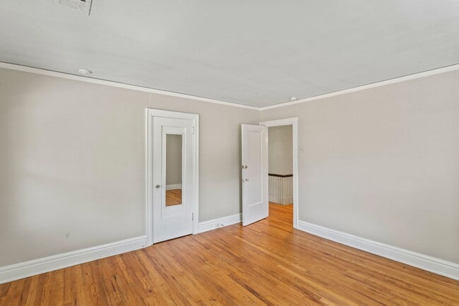 Building Photo - Charming 3-Bed Home Near UMKC with Hardwoo...