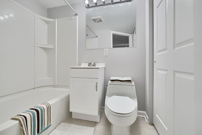 Building Photo - Spacious Townhome 3Bed/2Bath in Dundalk