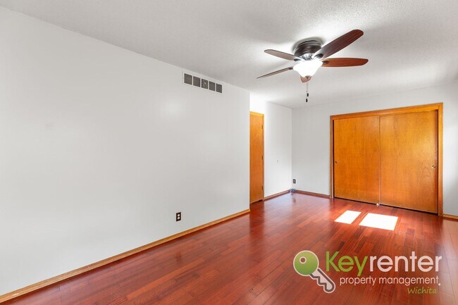 Building Photo - 3 Bedroom 2 Bathroom Family Ready Home