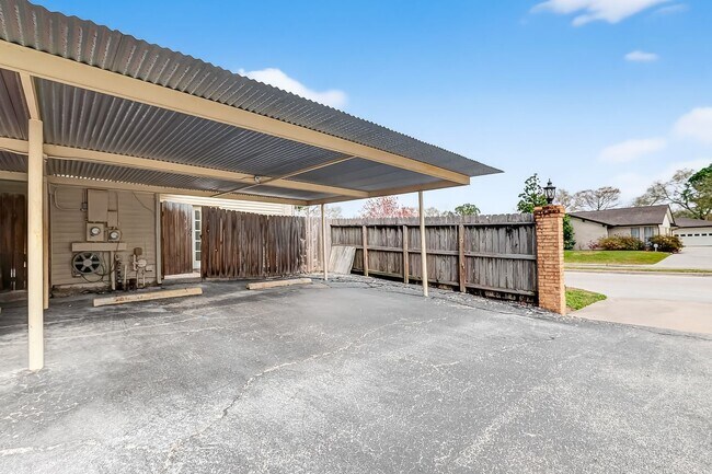 Building Photo - 18220 Vinland Dr