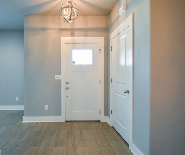 Building Photo - Luxurious 4 Bedroom, 3.5 Bathroom Home In Fayetteville, AR