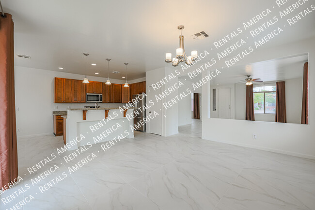 Building Photo - 885 W Caroline Ln