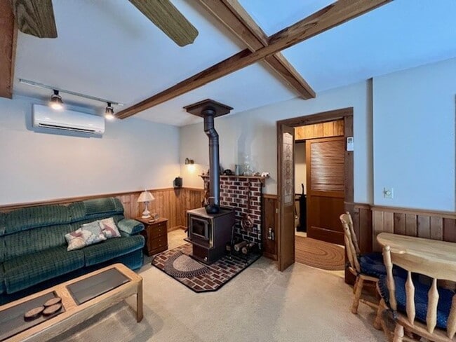 Building Photo - Fully Furnished Short Term Rental Right on...