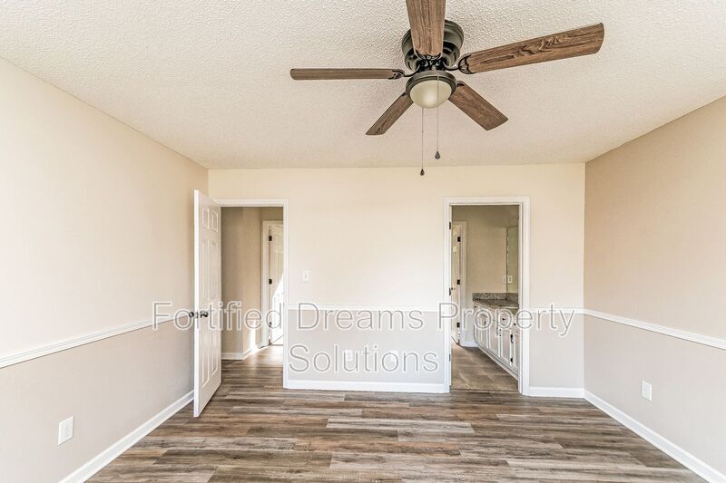 Building Photo - 814 N Greenbriar St