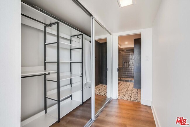 Building Photo - 4265 Marina City Dr