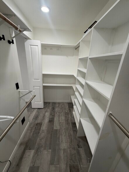 Building Photo - 2207 S Burnside Ave