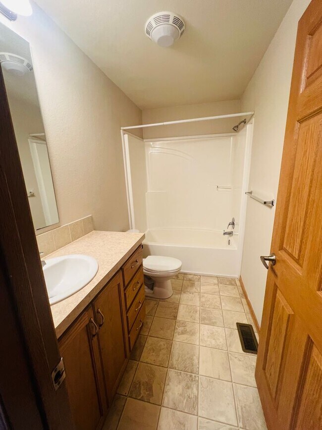 Building Photo - Charming Townhome, Prime Location, Cozy Living