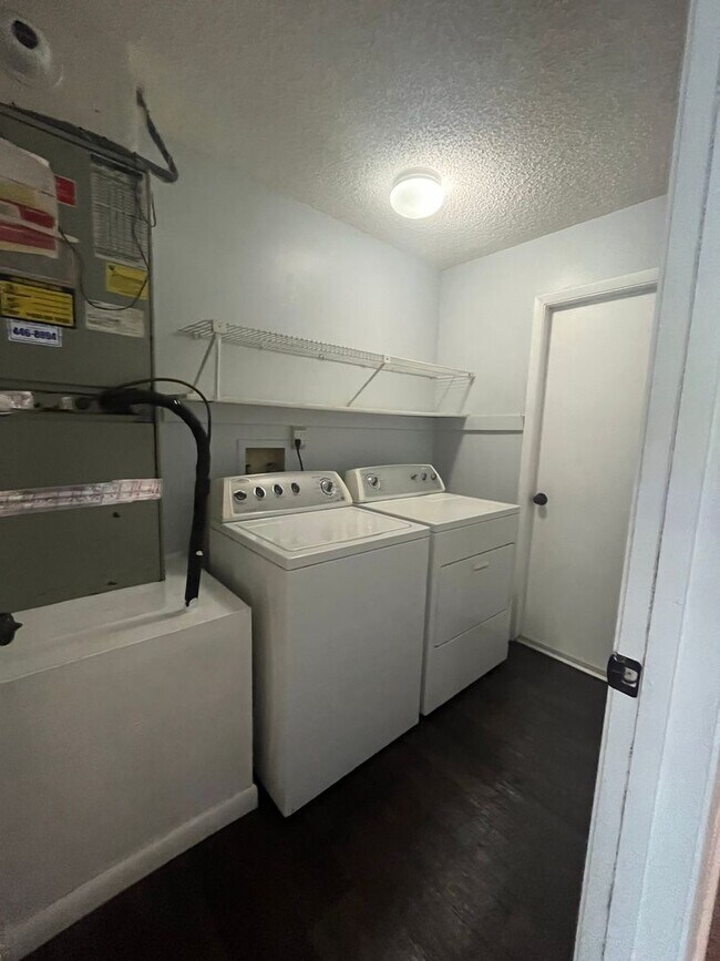 Building Photo - Super Cute 3bd 2bath! FENCED IN YARD !