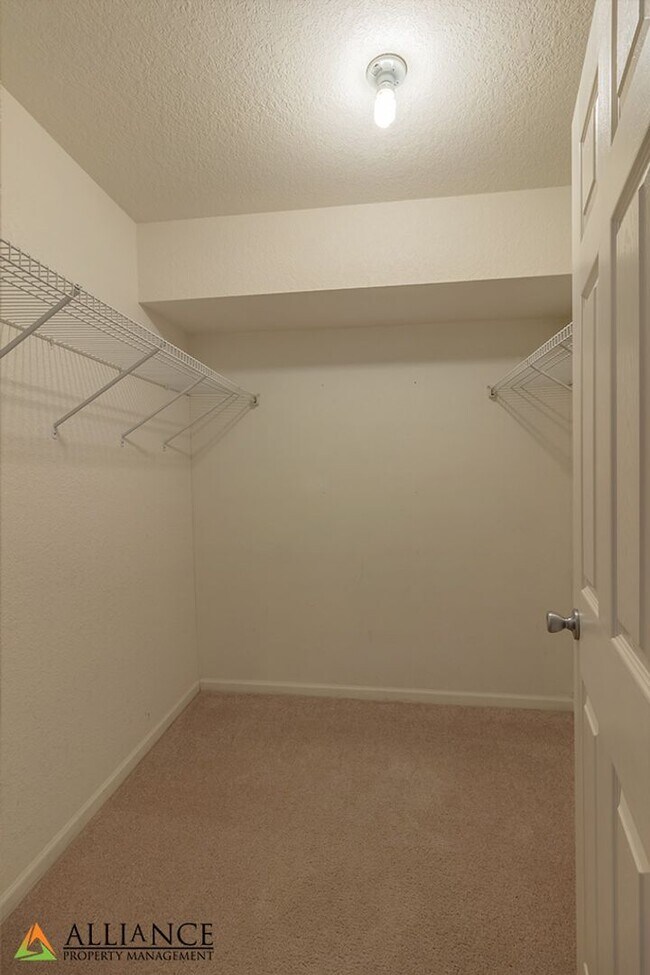 Building Photo - Balcony & Walkout Basement!