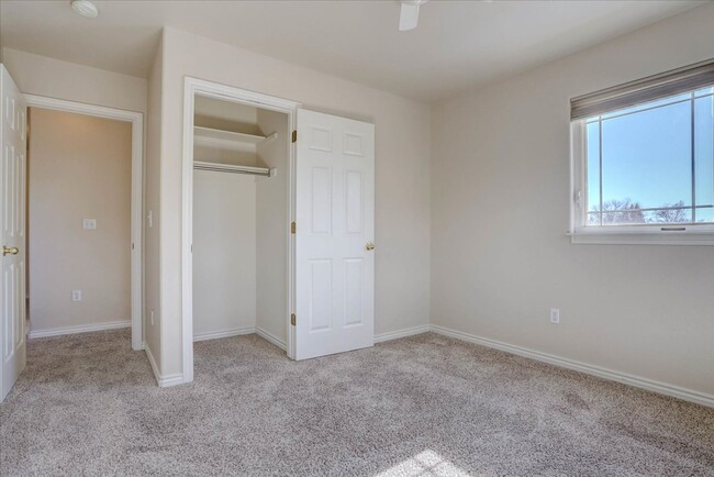 Building Photo - Longmont 3-bedroom townhome for rent