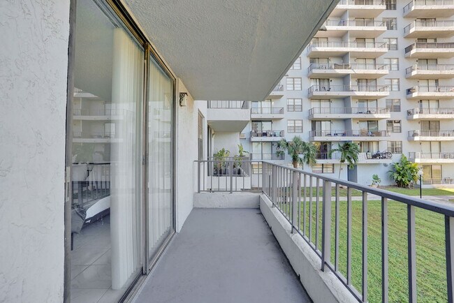 Building Photo - 777 NW 155th Ln