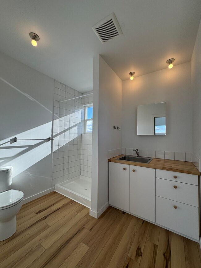 Building Photo - Spacious 4-Bedroom, 3-Bath Home with Stunning Views