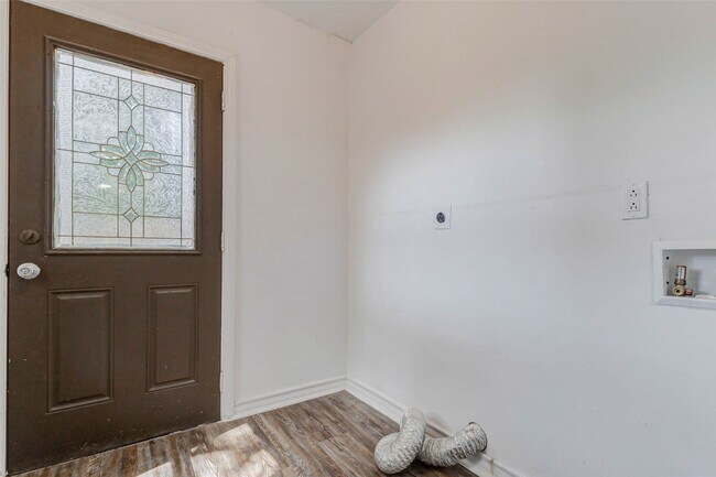 Building Photo - 607 N Speed St