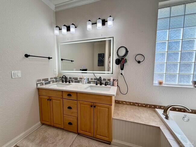 Building Photo - 1313 E Strong St