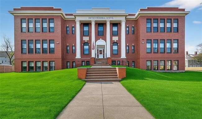 Building Photo - 1624 Lonsdale Ave