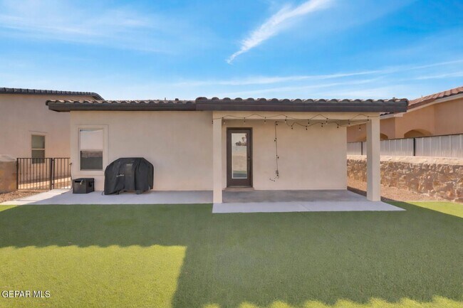 Building Photo - 13841 Paseo De La Luna Ave