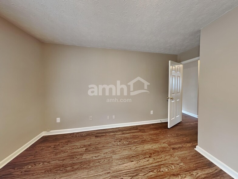 Building Photo - 1300 Wilkes Crest Dr