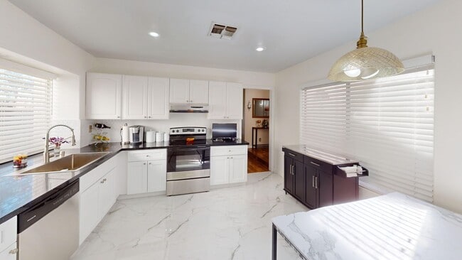 Building Photo - Spanish Trails Guard Gated Townhome!