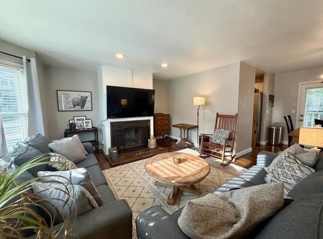 Building Photo - 2 Bed | 2 Bath Condo on Crybaby Hill