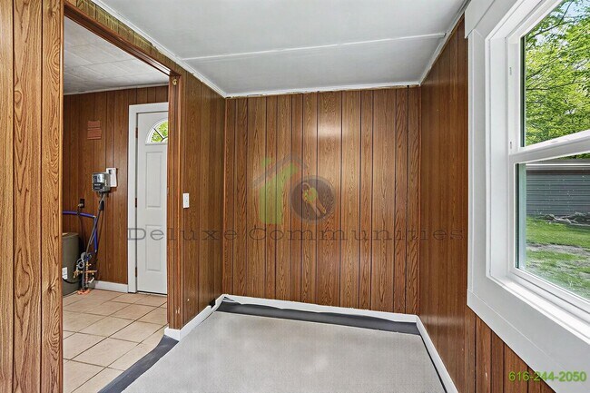 Building Photo - 4206 S Shore Dr