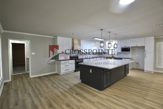 Building Photo - Recently remodeled South Tyler Home with Mother in Law Suite
