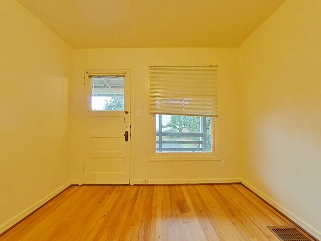 Building Photo - 1 Bedroom Triplex ~ Close to Campus ~ Cat ...