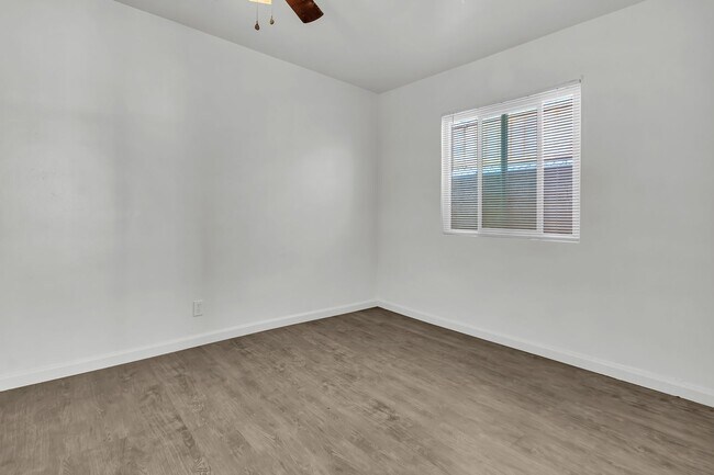 Building Photo - 447 E 101st St