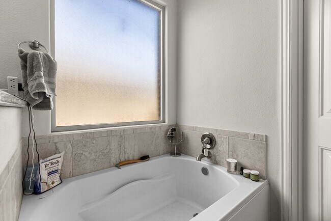 Building Photo - 7312 La Escolara Ranch Rd