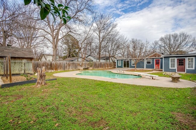 Building Photo - Amazing Historic 1940's Home in Original Cleburne- 4 Bed- 3 Bath w/ Multiple Living Areas- 76033