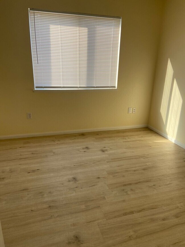Building Photo - 3 Bedrooms, 2 Bathrooms, 3 Car Garage, Fir...