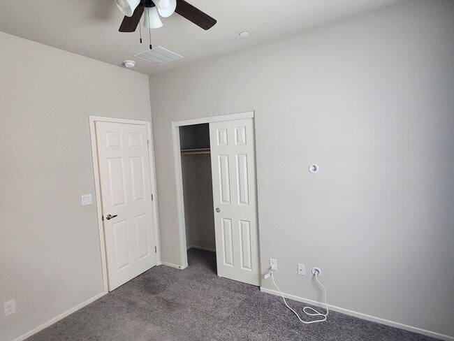 Building Photo - 3 bedroom/ 2 bath condo in gated community