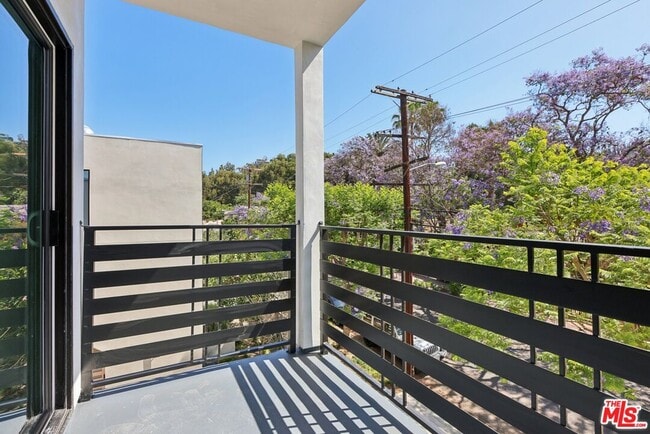 Building Photo - 2111 Holly Dr