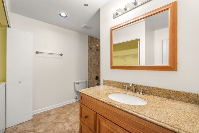 Building Photo - Cozy 1 Bedroom Condo Located In Dilworth &...