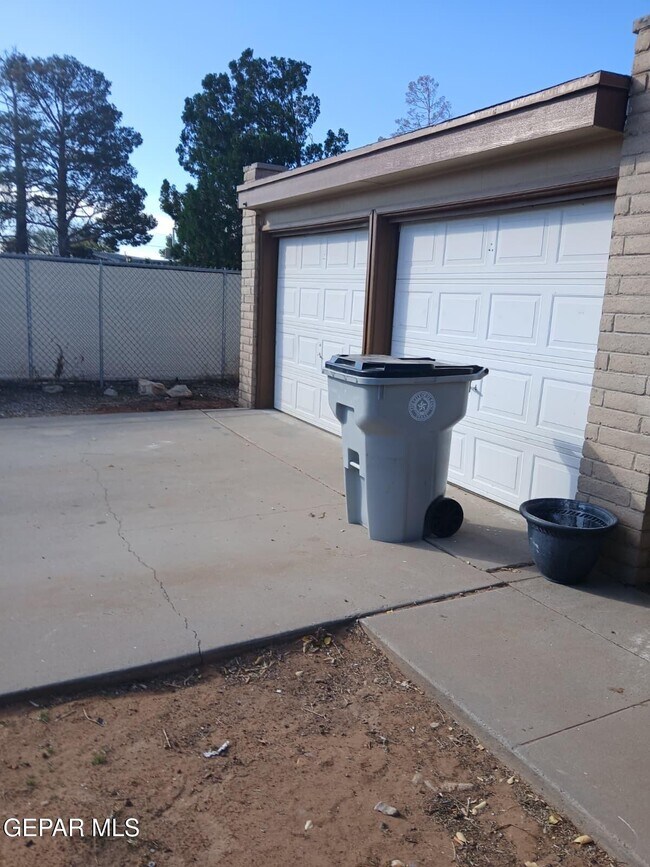 Building Photo - 4904 Winthrop Dr