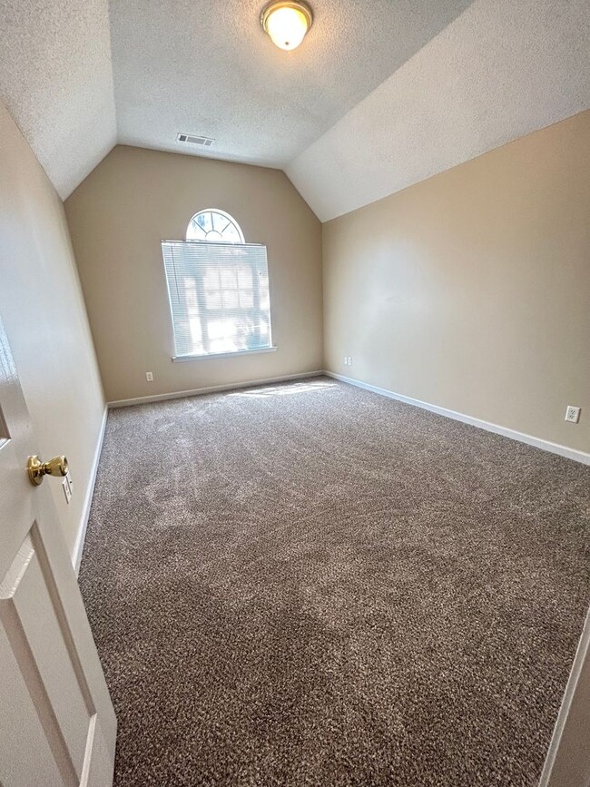 Building Photo - Cozy home in The Commons neighborhood offering split bedroom floor plan! Back yard is fully fence...