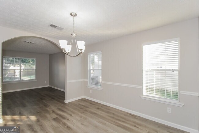 Building Photo - 550 Gardinia Dr