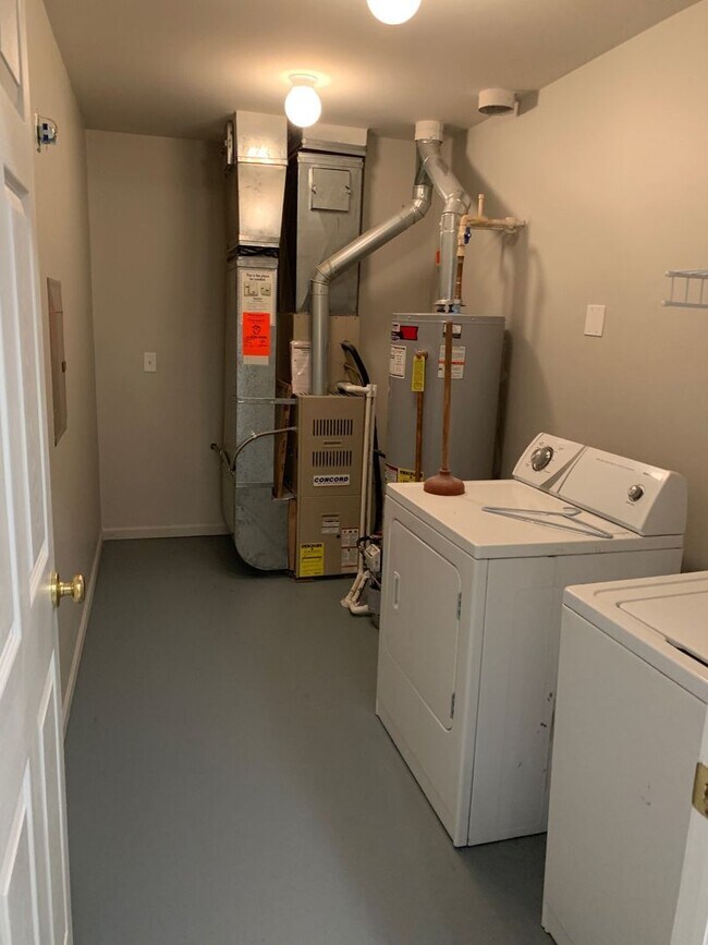 Building Photo - BEAUTIFUL SPACIOUS 2 BEDRM, 2 BATH CONDO W...