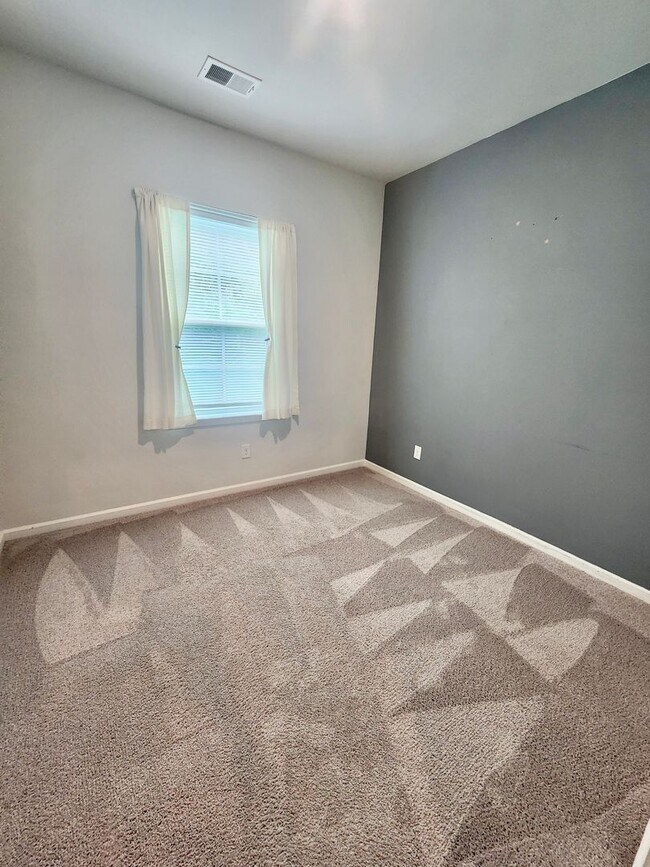 Building Photo - Well maintained end unit townhome in Grand...
