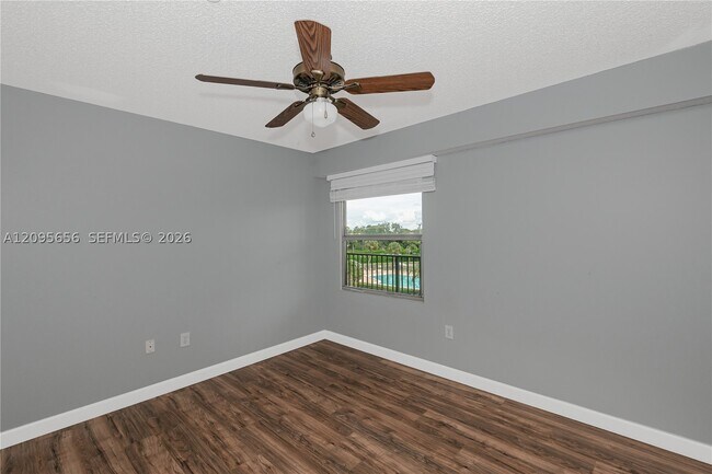 Building Photo - 550 SW 138th Ave