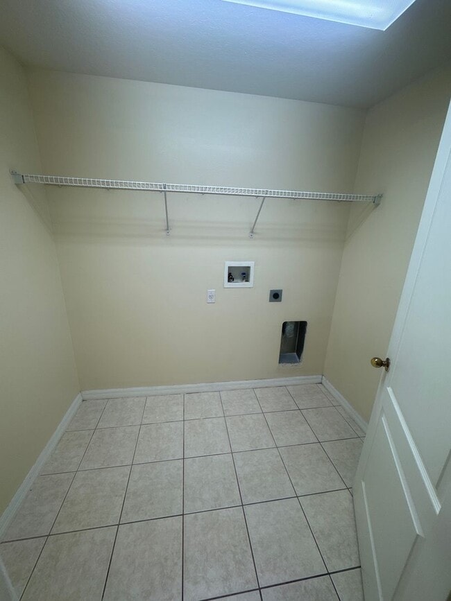 Building Photo - Lovely Large 5/4 Pool Home in West Haven